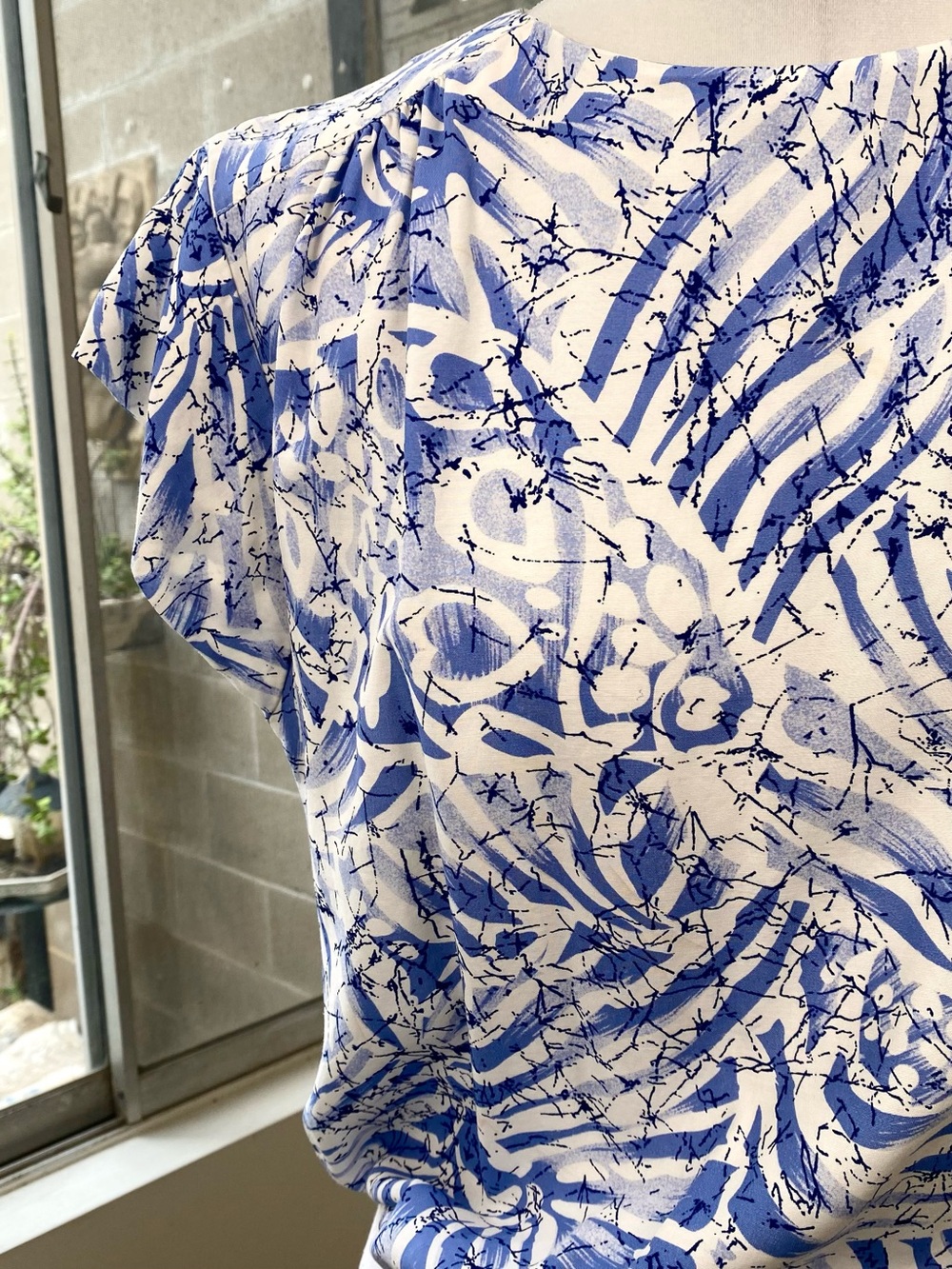 Vintage Shapely Blue Abstract Rayon Blouson Top, Size M - Picture 3 of 8